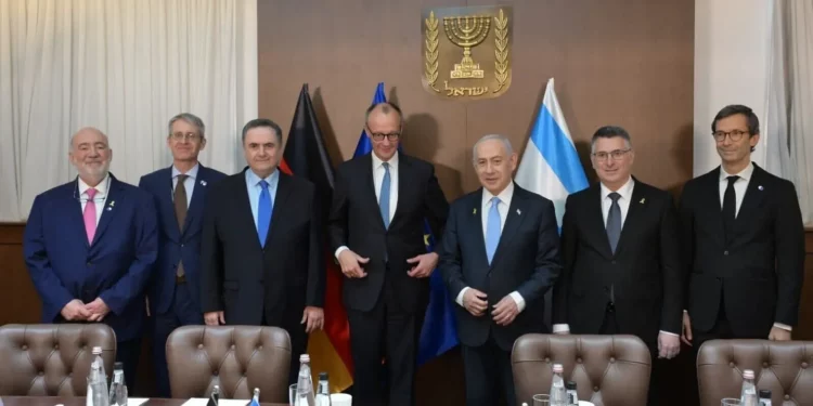 Netanyahu y Merz encabezan reunión ampliada con altos funcionarios en Jerusalén