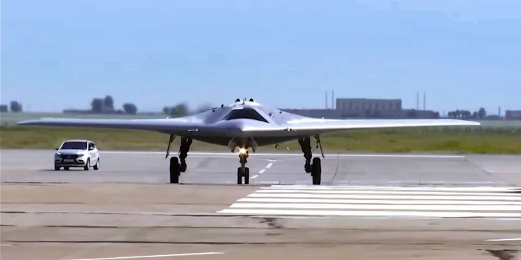 Sukhoi S-70 Okhotnik actúa como dron escolta y copiloto del Su-57