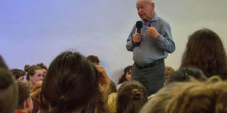 Superviviente del Holocausto de Nueva York invitado a escuela que lo rechazó por su apoyo a Israel