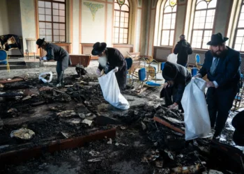 Jasidim lloran la pérdida y prometen reconstruir la histórica sinagoga Sadigura de Ucrania