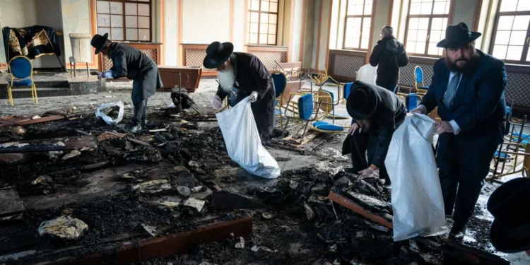 Jasidim lloran la pérdida y prometen reconstruir la histórica sinagoga Sadigura de Ucrania