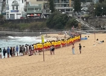 Socorristas de Bondi guardan silencio por víctimas de ataque islamista