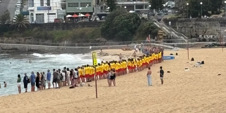 Socorristas de Bondi guardan silencio por víctimas de ataque islamista