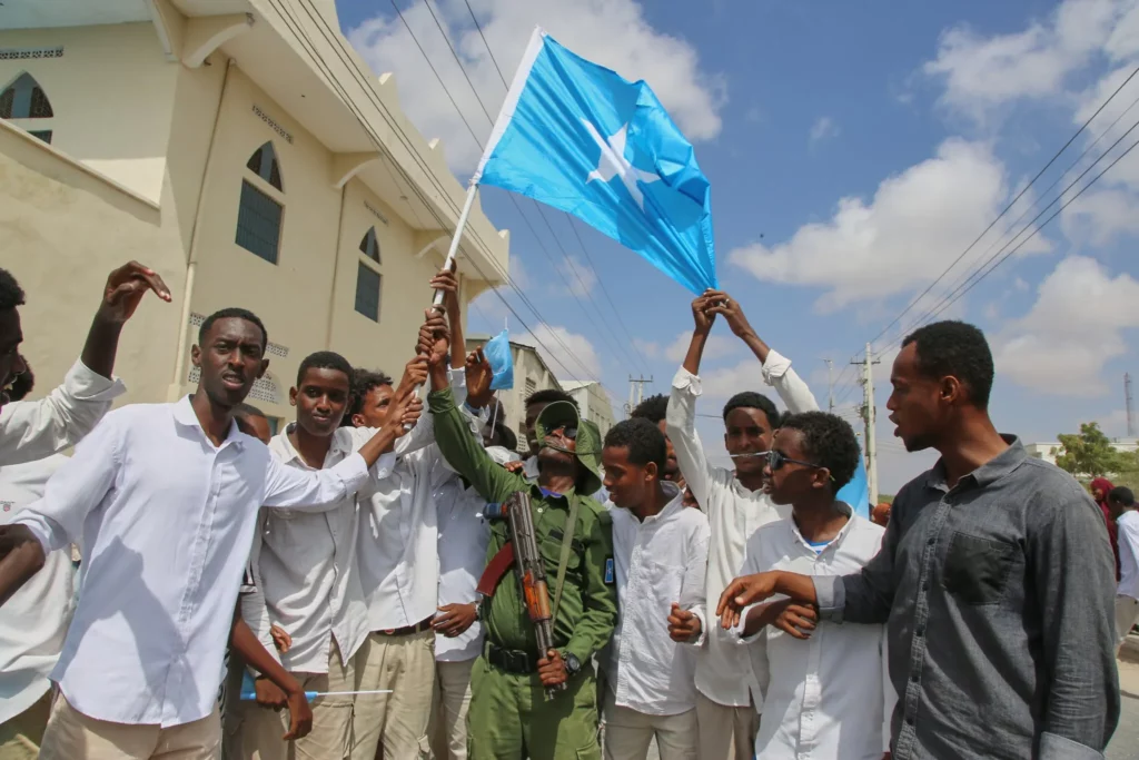 La gente ondea la bandera de Somalia mientras protesta contra el reconocimiento de Somalilandia como nación independiente por parte de Israel, en Mogadiscio, Somalia, el martes 30 de diciembre de 2025. (Foto AP/Farah Abdi Warsameh)