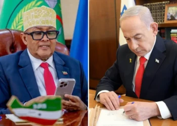 Imagen compuesta. Izquierda: el presidente de Somalilandia, Abdirahman Mohamed Abdullahi, habla con el primer ministro Benjamin Netanyahu en una foto publicada el 26 de diciembre de 2025 por la Oficina de Prensa del Gobierno de Israel. Derecha: el primer ministro Benjamin Netanyahu firma la declaración de Israel para reconocer a la República de Somalilandia como estado independiente, el 26 de diciembre de 2025. (Amos Ben Gershom/GPO)