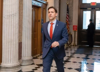 ARCHIVO - El senador Ben Sasse, republicano por Nebraska, recorre los pasillos del Capitolio en Washington, el 19 de enero de 2022. (Foto AP/Amanda Andrade-Rhoades, Archivo)