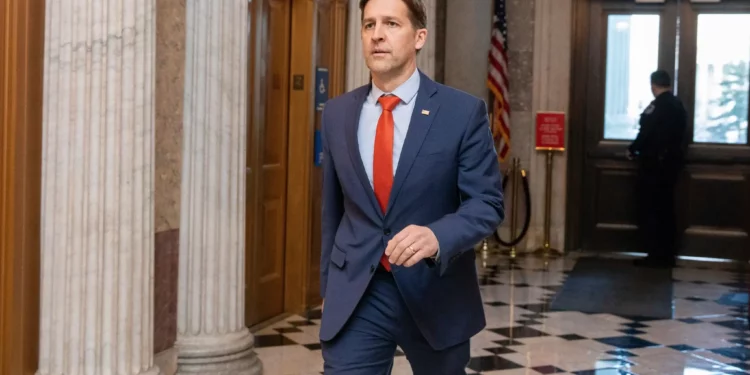 ARCHIVO - El senador Ben Sasse, republicano por Nebraska, recorre los pasillos del Capitolio en Washington, el 19 de enero de 2022. (Foto AP/Amanda Andrade-Rhoades, Archivo)
