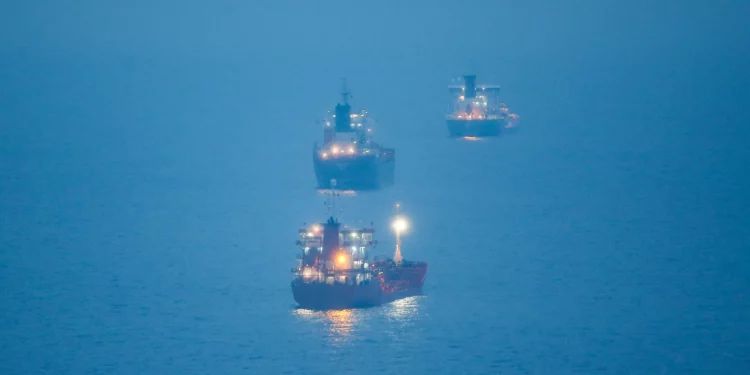 Un petrolero atacado en el mar Negro: días después de que Ucrania atacara dos barcos de la “flota fantasma” rusa