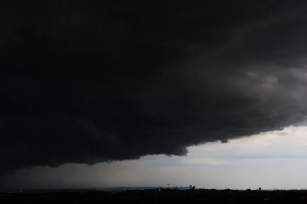 Las FDI se confinan y limitan su actividad por la tormenta Byron