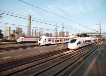 Trabajadores comienzan a tender las vías para el megaproyecto ferroviario de alta velocidad de Egipto