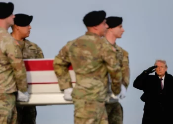 Trump rinde homenaje a guardias de Iowa caídos en ataque en Siria