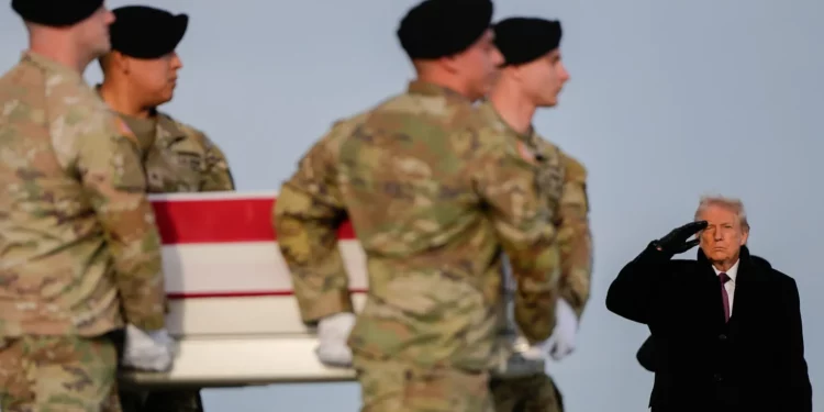 Trump rinde homenaje a guardias de Iowa caídos en ataque en Siria