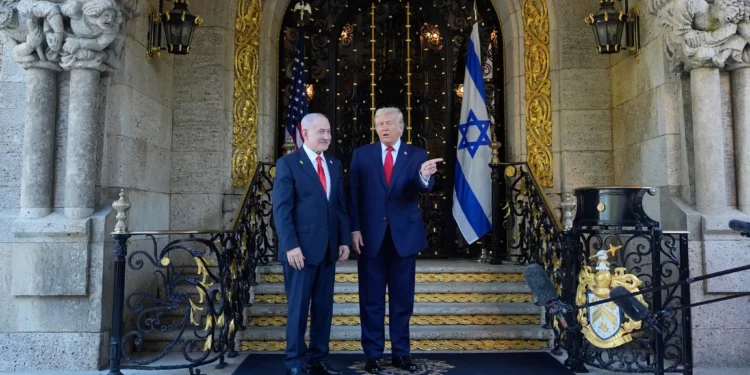 Trump apoyaría un ataque israelí contra Irán si Teherán retoma misiles y programa nuclear