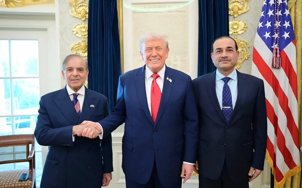 El primer ministro de Pakistán, Shehbaz Sharif (izquierda), y el jefe de las Fuerzas Armadas, el mariscal de campo Syed Asim Munir (derecha), posan junto al presidente de Estados Unidos, Donald Trump (centro), en la Casa Blanca, en Washington D. C., en una imagen publicada el 26 de septiembre de 2025. (Fotografía facilitada por la Oficina del primer ministro de Pakistán / AFP)