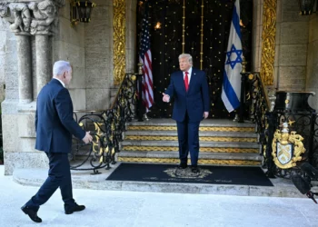 El presidente estadounidense Donald Trump (derecha) saluda al primer ministro Benjamin Netanyahu a su llegada a la residencia Mar-a-Lago de Trump en Palm Beach, Florida, el 29 de diciembre de 2025. (Jim WATSON / AFP)