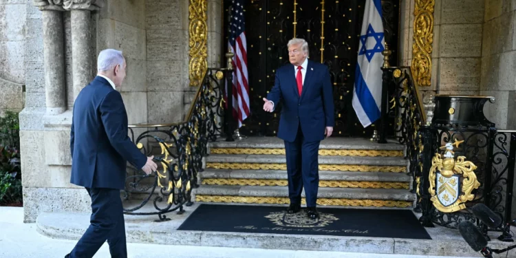 El presidente estadounidense Donald Trump (derecha) saluda al primer ministro Benjamin Netanyahu a su llegada a la residencia Mar-a-Lago de Trump en Palm Beach, Florida, el 29 de diciembre de 2025. (Jim WATSON / AFP)