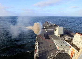 El USS Paul Ignatius probó su artillería en el Atlántico