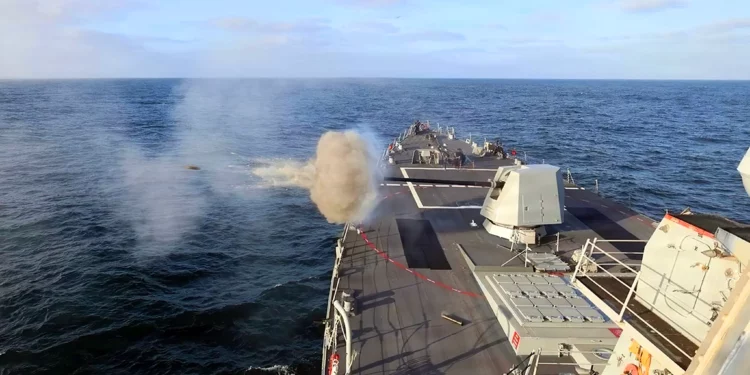 El USS Paul Ignatius probó su artillería en el Atlántico