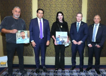 Enviado de EE. UU. se reúne en Jerusalén con padres del rehén Ran Gvili