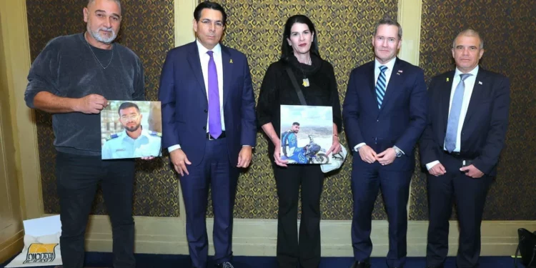 Enviado de EE. UU. se reúne en Jerusalén con padres del rehén Ran Gvili