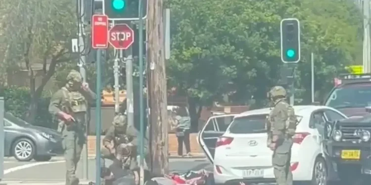 Agentes de policía interceptan dos vehículos que transportaban a siete hombres que se dirigían a Bondi Beach, Sídney, y detienen a los pasajeros bajo sospecha de que planeaban cometer un "acto violento" el 18 de diciembre de 2025. (Captura de pantalla: X, utilizada de conformidad con la Cláusula 27a de la Ley de Derechos de Autor)