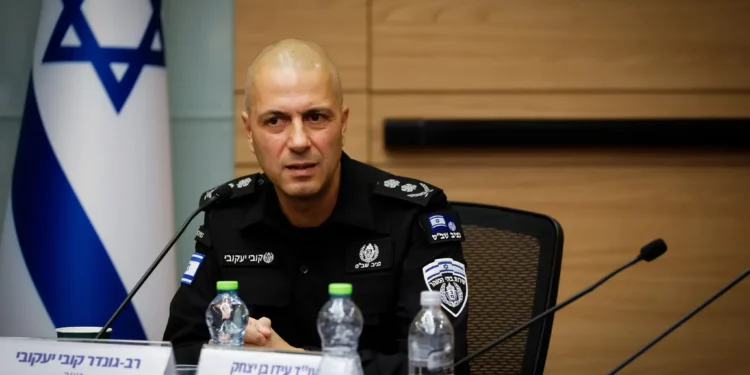 El Comisionado Jefe de Prisiones de Israel, Kobi Yaakobi, habla ante el Comité de Seguridad Nacional de la Knéset el 16 de diciembre de 2025. (Noam Moskovitz/Portavoz de la Knéset)