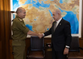 El primer ministro Benjamin Netanyahu (derecha) estrecha la mano del mayor general Roman Gofman, su secretario militar, a quien nombró el 4 de diciembre de 2025 como próximo director del Mossad. (Portavoz de la Oficina del Primer Ministro)