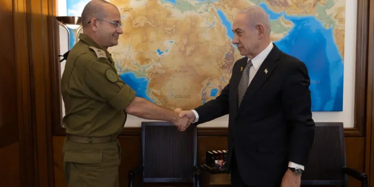 El primer ministro Benjamin Netanyahu (derecha) estrecha la mano del mayor general Roman Gofman, su secretario militar, a quien nombró el 4 de diciembre de 2025 como próximo director del Mossad. (Portavoz de la Oficina del Primer Ministro)
