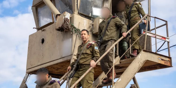 El jefe del Comando Central de las FDI, mayor general Avi Bluth, realiza una inspección sorpresa de unidades en Cisjordania, el 30 de diciembre de 2025. (Fuerzas de Defensa de Israel)