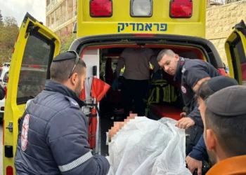 Paramédicos transportan a un hombre herido al Hospital Shaare Zedek tras ser atacado en Jerusalén el 9 de diciembre de 2025. (Magen David Adom)