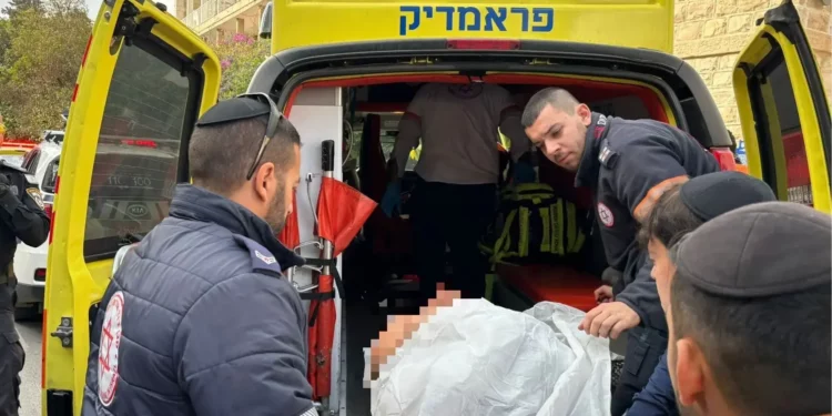 Paramédicos transportan a un hombre herido al Hospital Shaare Zedek tras ser atacado en Jerusalén el 9 de diciembre de 2025. (Magen David Adom)