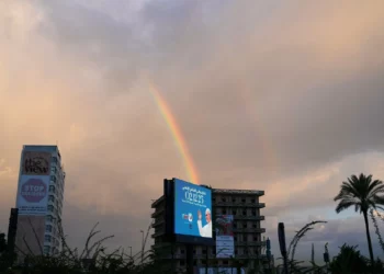 Un arcoíris se alza tras una valla publicitaria que representa al Papa León XIV en Beirut, Líbano, el lunes 1 de diciembre de 2025. (Foto AP/Hassan Ammar)Un arcoíris se alza tras una valla publicitaria que representa al Papa León XIV en Beirut, Líbano, el lunes 1 de diciembre de 2025. (Foto AP/Hassan Ammar)