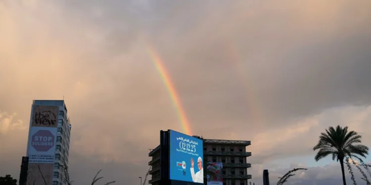 Un arcoíris se alza tras una valla publicitaria que representa al Papa León XIV en Beirut, Líbano, el lunes 1 de diciembre de 2025. (Foto AP/Hassan Ammar)Un arcoíris se alza tras una valla publicitaria que representa al Papa León XIV en Beirut, Líbano, el lunes 1 de diciembre de 2025. (Foto AP/Hassan Ammar)