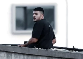 El pistolero Naveed Akram durante un ataque terrorista mortal en un evento de Janucá en Bondi Beach, Sídney, Australia, el 15 de diciembre de 2025. (Captura de pantalla utilizada de acuerdo con la cláusula 27a de la ley de derechos de autor).