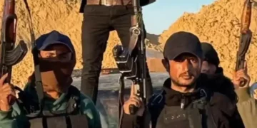 Yasser Abu Shabab (derecha) y miembros de su grupo en Gaza aparecen en un vídeo sin fecha publicado por el grupo. (Captura de pantalla: Facebook, utilizada de conformidad con la Cláusula 27a de la Ley de Derechos de Autor)