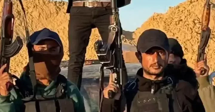 Yasser Abu Shabab (derecha) y miembros de su grupo en Gaza aparecen en un vídeo sin fecha publicado por el grupo. (Captura de pantalla: Facebook, utilizada de conformidad con la Cláusula 27a de la Ley de Derechos de Autor)