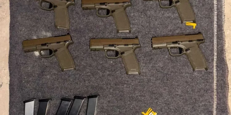 Armas incautadas por tropas de las FDI tras un intento de contrabando en la frontera jordana, a finales del 4 de diciembre de 2025. (Fuerzas de Defensa de Israel)