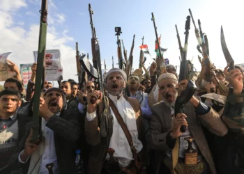 Partidarios de los hutíes de Yemen blanden armas durante una manifestación de condena a Israel, en Saná, el 17 de octubre de 2025. (Mohammed HUWAIS / AFP)