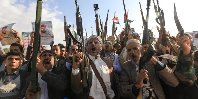 Partidarios de los hutíes de Yemen blanden armas durante una manifestación de condena a Israel, en Saná, el 17 de octubre de 2025. (Mohammed HUWAIS / AFP)