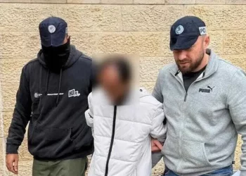 La policía detiene a un residente de Mevaseret Zion de 43 años, sospechoso de asesinar a una madre y a su hijo días antes, antes de llevarlo al Tribunal de Magistrados de Nof Hagalil-Nazareth el 12 de diciembre de 2025. (Policía de Israel)