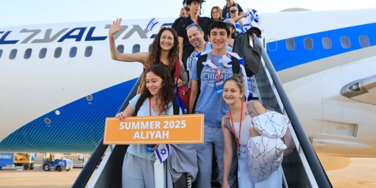 Nuevos inmigrantes llegan en el vuelo chárter de Nefesh B'Nefesh, 20 de agosto de 2025 (Yonit Schiller)