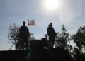 Esta fotografía, tomada durante una gira de prensa organizada por el ejército libanés, muestra a soldados libaneses de pie sobre un vehículo militar en Alma Al-Shaab, cerca de la frontera con Israel en el sur del Líbano, el 28 de noviembre de 2025. (Anwar AMRO / AFP)