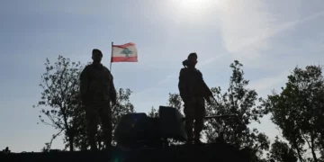 Esta fotografía, tomada durante una gira de prensa organizada por el ejército libanés, muestra a soldados libaneses de pie sobre un vehículo militar en Alma Al-Shaab, cerca de la frontera con Israel en el sur del Líbano, el 28 de noviembre de 2025. (Anwar AMRO / AFP)