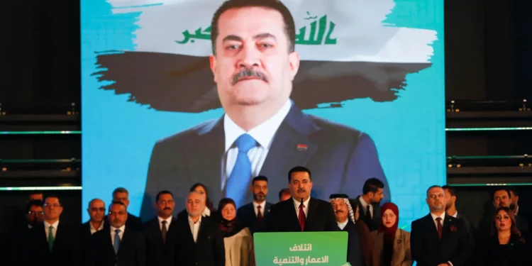 El primer ministro iraquí, Mohammed Shia al-Sudani (centro), pronuncia un discurso durante un mitin de campaña de la Coalición para la Reconstrucción y el Desarrollo antes de las elecciones parlamentarias del país en Bagdad el 7 de noviembre de 2025. (AHMAD AL-RUBAYE / AFP)