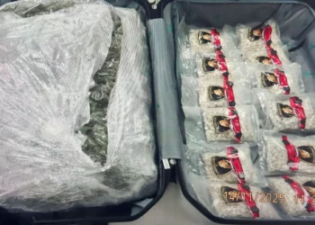 Una maleta con pastillas de Captagon y marihuana fue encontrada por agentes de aduanas en el cruce fronterizo de Rabin en Eilat el 14 de noviembre de 2025. (Policía de Israel)