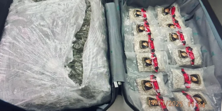 Una maleta con pastillas de Captagon y marihuana fue encontrada por agentes de aduanas en el cruce fronterizo de Rabin en Eilat el 14 de noviembre de 2025. (Policía de Israel)