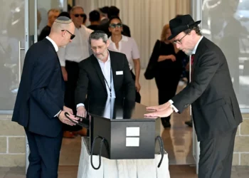 El ataúd del rabino Yaakov Levitan, asesinado en el ataque terrorista de Bondi Beach el 14 de diciembre, llega al cementerio Macquarie Park en Sídney el 17 de diciembre de 2025. (Saeed KHAN / AFP)
