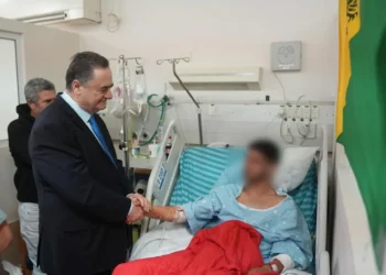 El ministro de Defensa, Israel Katz, visita a las tropas heridas en la Franja de Gaza, en el Hospital Soroka de Beersheba, el 4 de diciembre de 2025. (Elad Malka/Ministerio de Defensa)