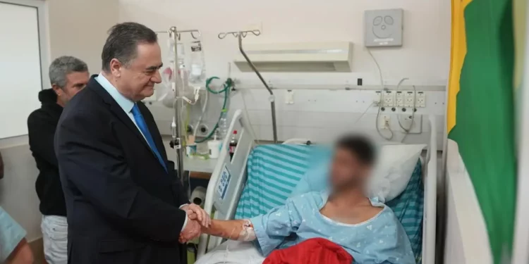 El ministro de Defensa, Israel Katz, visita a las tropas heridas en la Franja de Gaza, en el Hospital Soroka de Beersheba, el 4 de diciembre de 2025. (Elad Malka/Ministerio de Defensa)