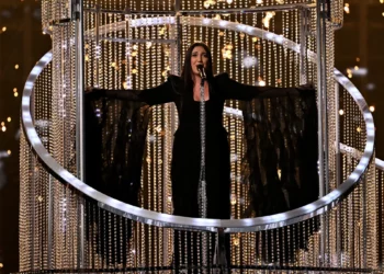 El cantante israelí Yuval Raphael interpreta "New Day Will Rise" durante la segunda semifinal del Festival de la Canción de Eurovisión 2025, en el estadio St. Jakobshalle de Basilea, el 15 de mayo de 2025. (Fabrice COFFRINI / AFP)